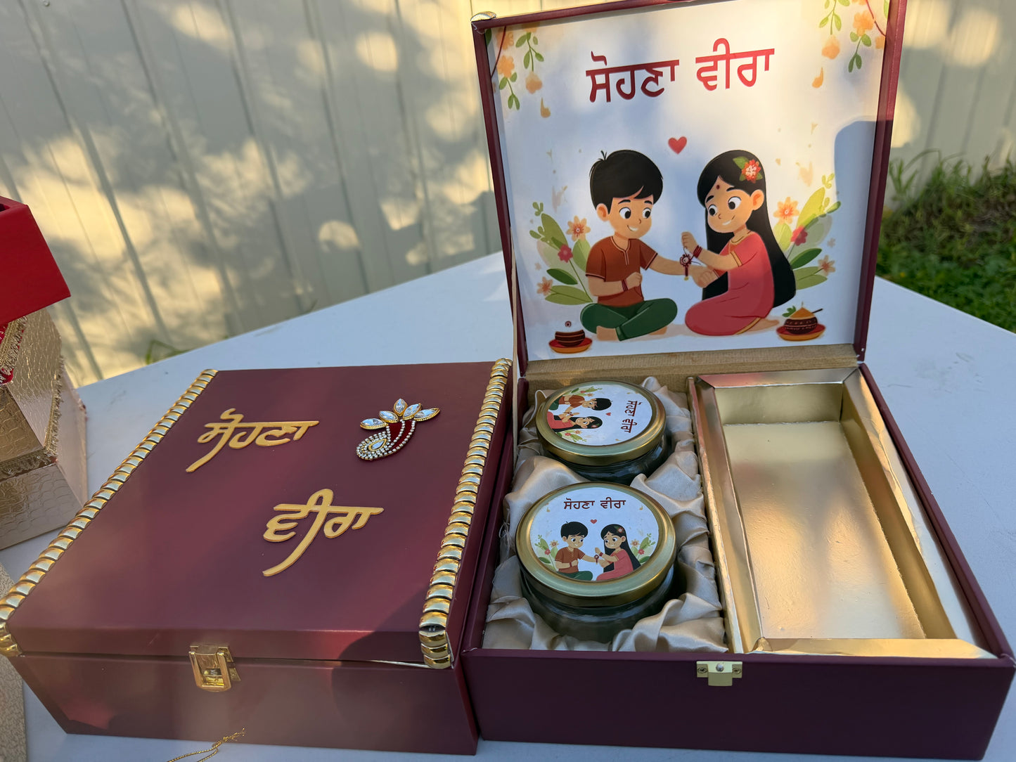 Mehroon Sohna veera empty hamper box with glass containers