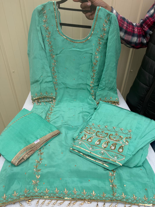 Stylish Handembrioderd suit
