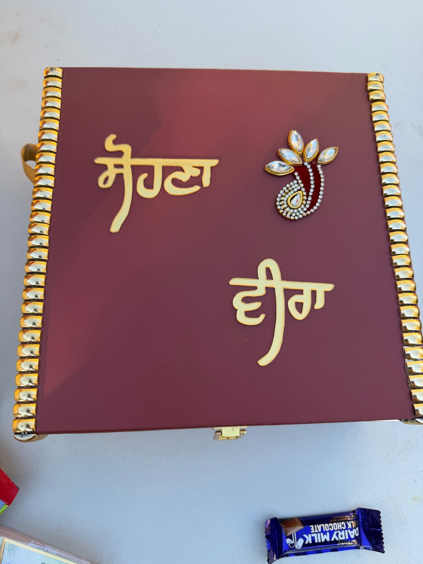 Mehroon Sohna veera empty hamper box with glass containers